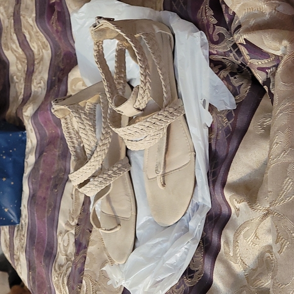 Cream/tan/beige women's sandals size 6 - Picture 2 of 7